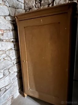 Starožitná dřevěná skříň z masivu