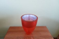 Designová váza tvrzený plast výška 13,5 cm, průměr nahoře 10
