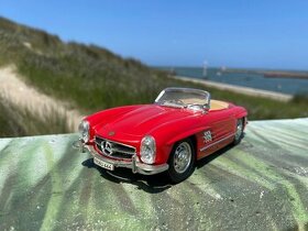 Model auta Mercedes-Benz SL300 1:18 Bburago