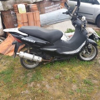 Jonway 125 prodám díly nebo celý skútr.