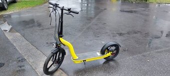 Elektrická koloběžka s 26" koly; žlutá
