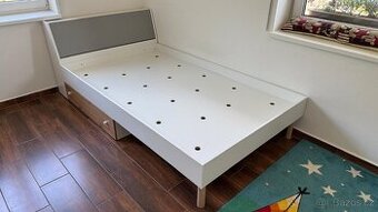 Postel s úložným prostorem a šuplíkem