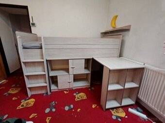 Postel vyvýšená s úložnými prostory, bunkrem a stolkem