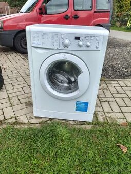 Automatická pračka Indesit se zárukou..