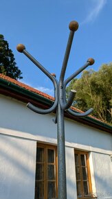 věšák kovový trubkový 185 cm - funkcionalismus industriál