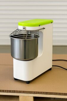 PROFESIONÁLNÍ HNĚTAČ TĚSTA (Spirálový míchač)