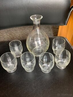 Sklenena brousena karafa