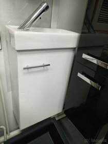 Koupelnová skříňka s umyvadlem 40 cm