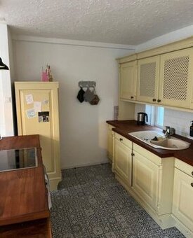 Kuchyně z masivu se spotřebiči a ostrůvkem,5744