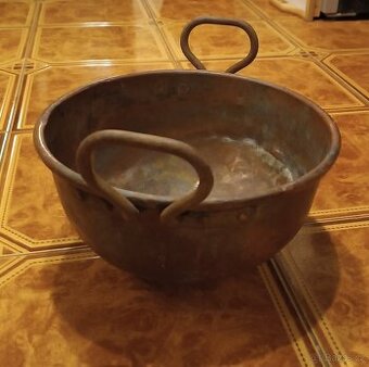 Měděný starý kotlík