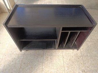 Televizní stolek na kolečkách