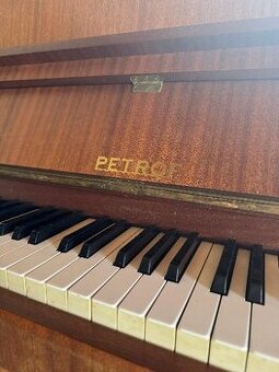 Starožitný nábytek a piano