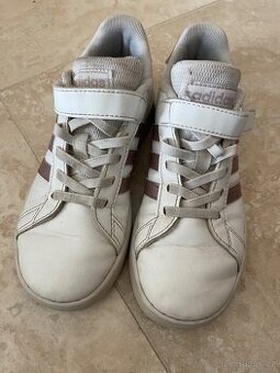 Dívčí obuv Adidas velikost 32