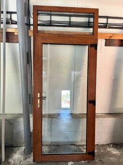 VCHODOVÉ PLASTOVÉ DVEŘE S NADSVĚTLÍKEM104x250-PLZEŇ