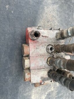Hydraulicky rozvadec trojsekcni