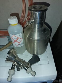 Narazeč na pivo žehlička a čistící sada s prostředkem.