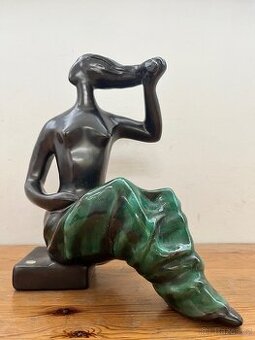 Soška - Sedící dívka s rozevlátými vlasy (Brusel 🇧🇪) - 1