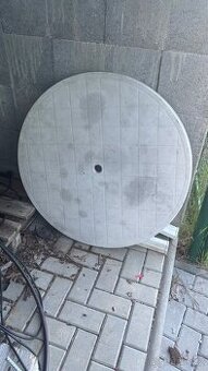 Kulatý zahradní stůl