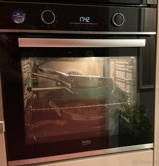 Vestavná parní trouba  Beko