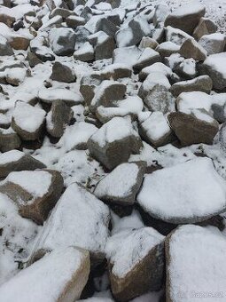 Žula, štípané kameny