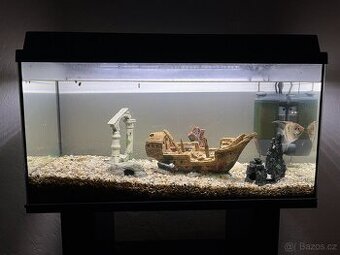 Akvárium se stolkem