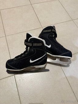 Dívčí brusle Nike velikost 35