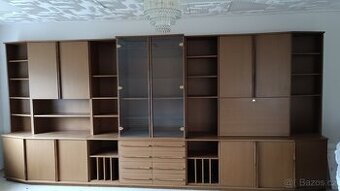 Prostorná obývací stěna v dekoru dřeva – retro/klasika