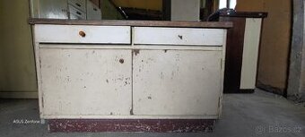 Stará skříňka na renovaci