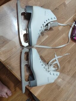 Dívčí lední brusle Botas velikost 27