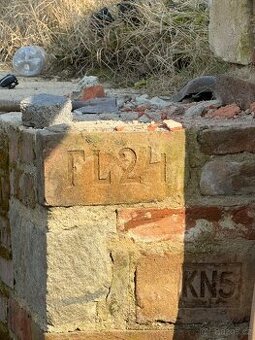 Pálené cihle se znaky