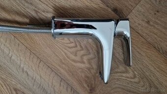 Prodám umyvadlo s baterii Laufen