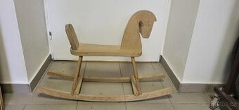 Dřevěný houpací koník