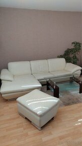 Bílá kožená sedací souprava (bílý gauč + taburet)