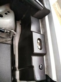 Ford Kuga 2010 koupím tento plast na pravou stranu.