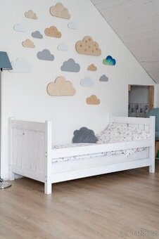 Dětská postel z masivu s roštem a matrací