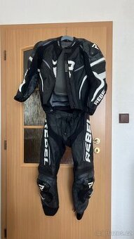 Motorkářská kombinéza