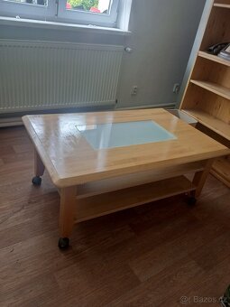 Postel bílá kovová, gauč, konferenční stolek