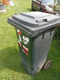 plastová popelnice střední od použitého obilí