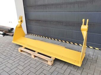 Přední část klapačky s britem na traktrorbagr CAT 432 444
