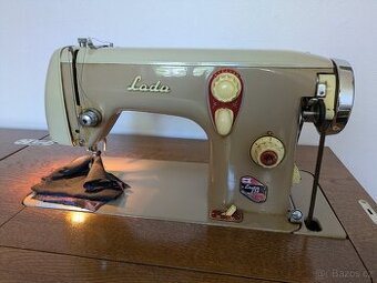 Skříňový šlapací šicí stroj Lada 238