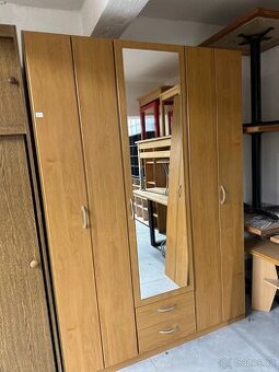 Šatní skříň se zrcadlem – 3 dveře