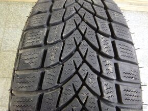 Zimní pneu 195 60 15 na discích Opel.