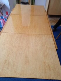 Rozkládací jídelní stůl