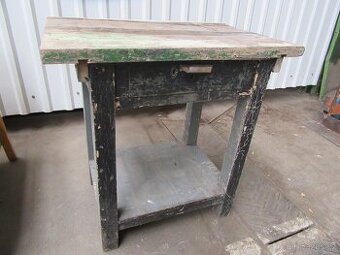 Nabízím masivní historický stolek se zásuvkou.  Na renovaci.