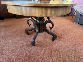 Starožitný stůl s židlemi