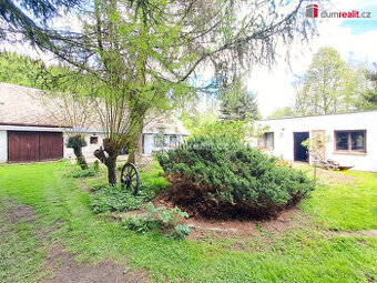 Usedlost s roubenou chalupou a další zděnou stavbou, veliká 
