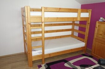 Patrová postel z masivu včetně roštů a matrací
