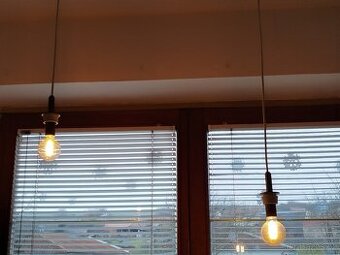 Stropní osvětlení se dvěma svítidly z IKEA