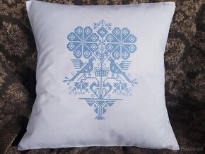 KRÁSNÝ VYŠÍVANÝ POVLAK NA POLŠTÁŘEK - PÁVI