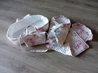 Nosítko, zavinovačka,deka a polštářek pro panenky